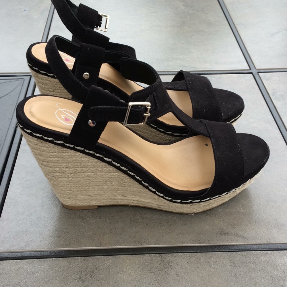 Sexy wedges Worn once 🔥❤️